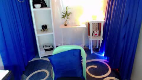 dessiree online show from May 16, 9:29 am