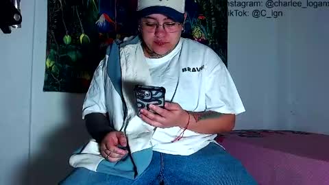 Charlee He online show from May 10, 3:22 am