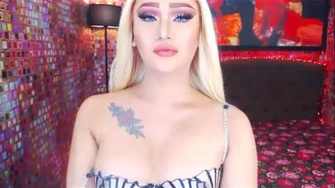 Snapshot of transplayfullolivia chatting on February 5, 2:19 am KYLIE BELLA TS online show from February 5, 2:19 am