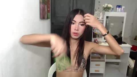 urpretty_mistake online show from April 28, 2:38 am