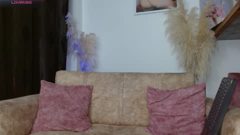 VANESSA BRETT online show from February 17, 5:15 am