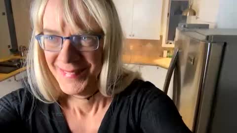 Vivlove online show from November 9, 9:04 pm