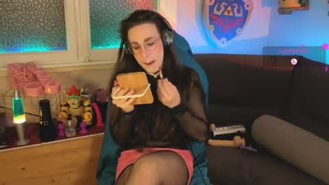 zesty_peach online show from May 18, 12:10 am
