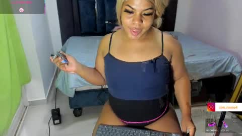 zoe_rosee4 online show from May 3, 10:47 pm
