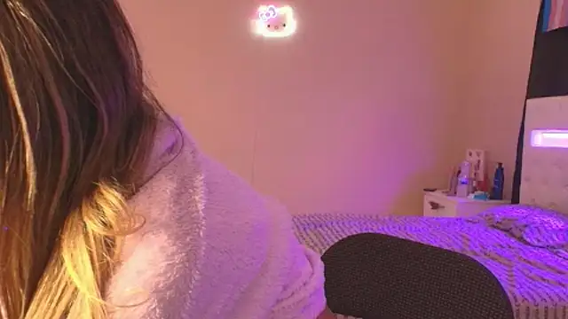 missvalen online show from October 1, 8:48 am