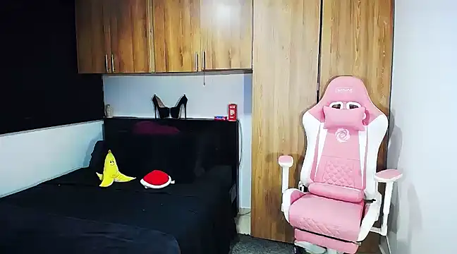 Snapshot of sweet_temptation25 chatting on December 19, 6:45 am sweet temptation25 online show from December 19, 6:45 am