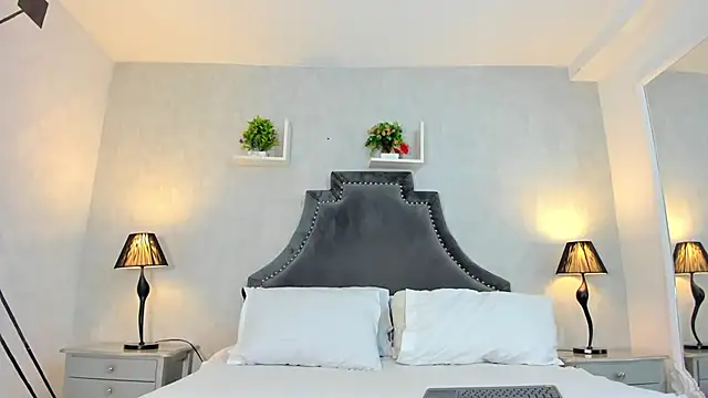 AnntoniaWood online show from December 30, 1:03 pm
