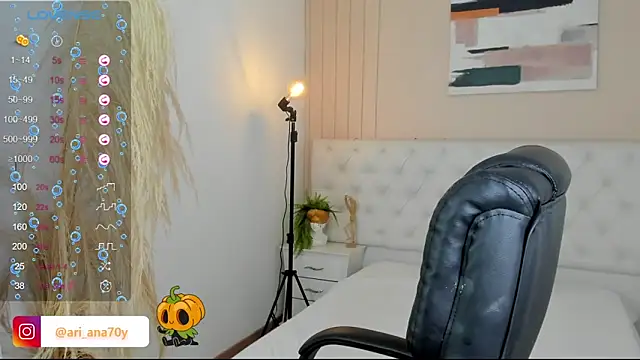 Snapshot of LOISE-XX chatting on October 15, 4:23 am LOISE-XX online show from October 15, 4:23 am