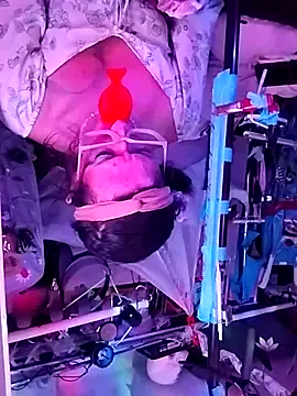 gurlnips online show from November 1, 11:40 am