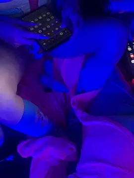 gurlnips online show from December 3, 6:01 pm