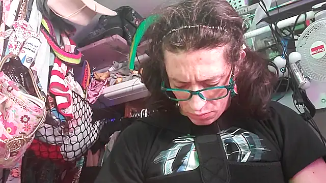 gurlnips online show from February 22, 11:57 am