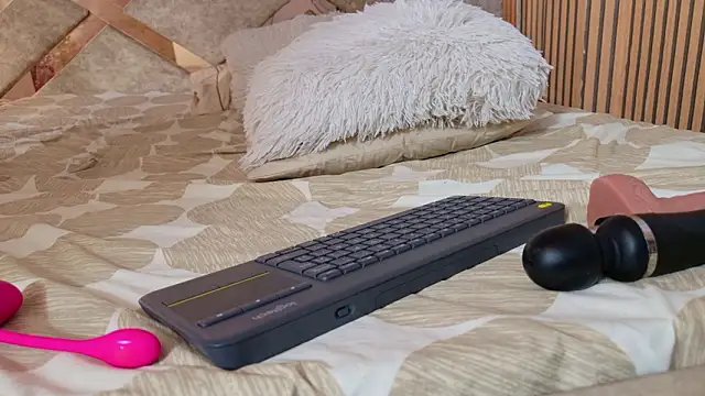  miss khloe online show from February 4, 8:13 pm