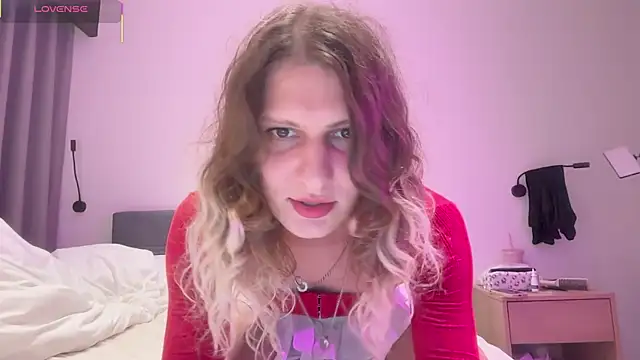 Alice Pinkhead online show from November 18, 9:42 am