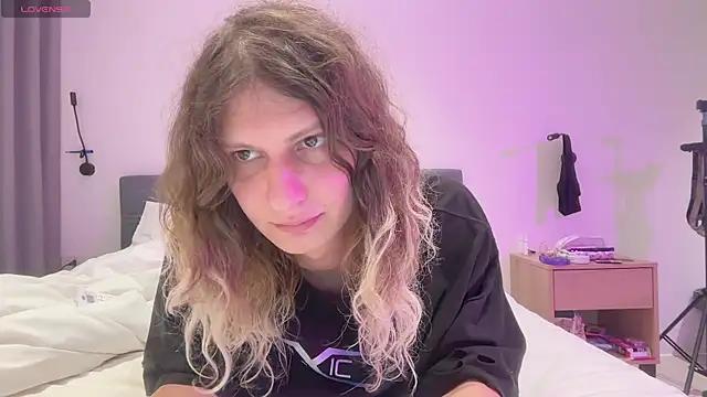 Alice Pinkhead online show from December 4, 6:18 am