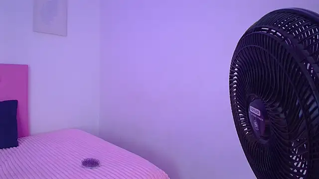 issa kitty online show from January 25, 3:58 pm