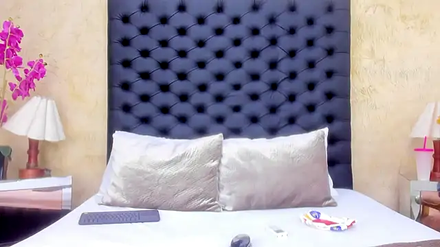 NahomiWhitel online show from December 4, 4:55 pm