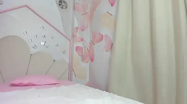 sweetiepeach  online show from March 5, 2:31 am