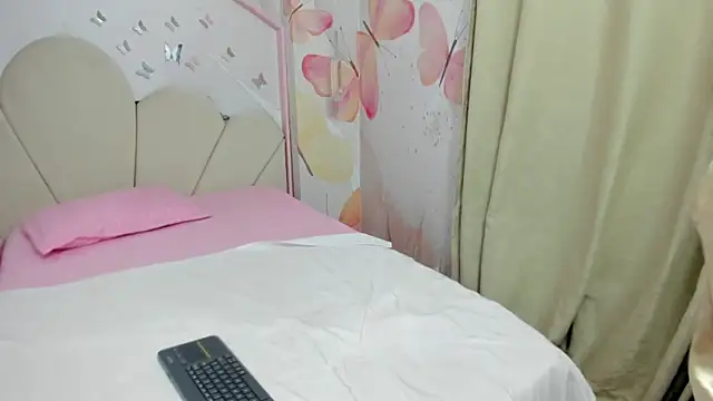 sweetiepeach  online show from March 6, 2:14 am
