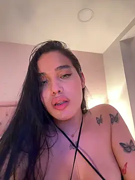 Snapshot of Bella__Wood chatting on October 26, 8:38 pm Bella  Wood online show from October 26, 8:38 pm