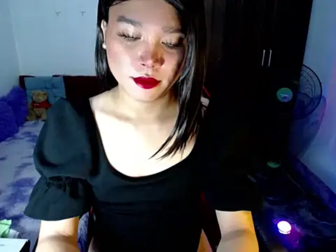 Urassiansweetcummer online show from May 8, 4:31 am
