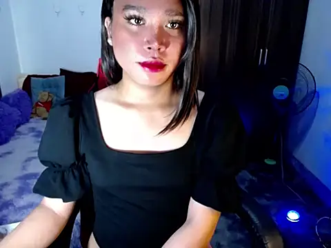 Urassiansweetcummer online show from May 12, 11:46 pm