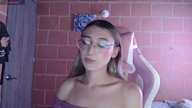 Snapshot of Andrea_camilaaa chatting on October 18, 2:53 pm Andrea camilaaa online show from October 18, 2:53 pm