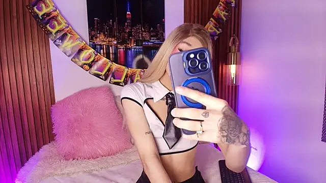 Snapshot of Alaia_Snow chatting on October 28, 9:34 pm Alaia Snow online show from October 28, 9:34 pm