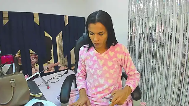 Aisha hotts777 online show from May 7, 3:35 am