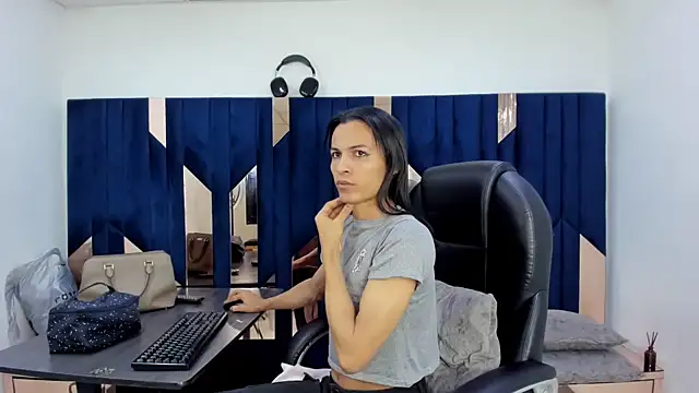 Aisha hotts777 online show from May 22, 8:49 pm