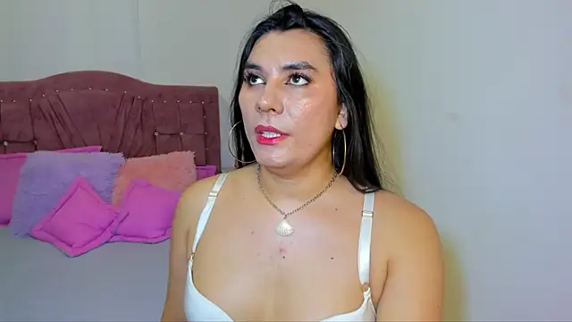 yourlatina emely online show from May 17, 11:48 pm