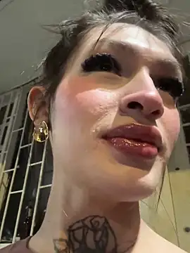 lizz lunna online show from May 8, 2:08 am