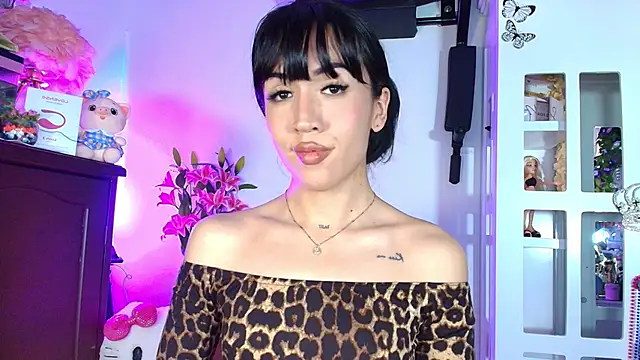 Yiyii online show from May 11, 8:06 pm
