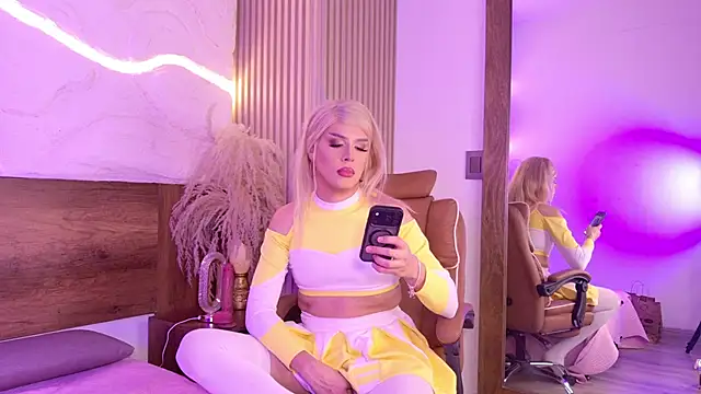emma dragon online show from May 7, 10:50 pm