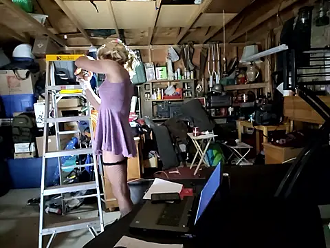 sissyvee online show from May 13, 11:58 pm