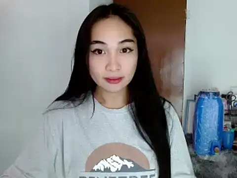 Snapshot of SweetLilly_18 chatting on January 21, 12:24 pm SweetLilly 18 online show from January 21, 12:24 pm