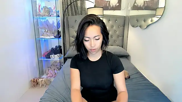 reighnempress online show from January 12, 4:30 am